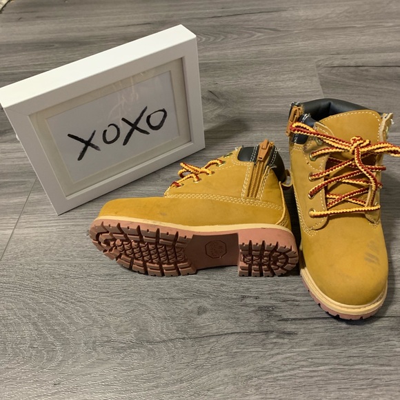 Boys shoes size 10 - Picture 2 of 2